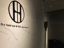 ～店内入り口から目に入る大きなロゴ～