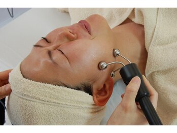 ナナラの写真/【10歳巻き戻し肌】眠った表情筋を刺激し、たるみを引き締めリフトアップ！年齢とともに気になるお悩みに◎