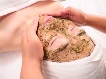 小顔の女神 新宿店の写真/肌を変えたいなら絶対これ！剥かない・ダウンタイムなし・アクネ対策！<ハーブピーリングREVI SP>9,900円