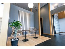 ラック 羽田エアポートガーデン店(Luck)の雰囲気（高い天井と無垢木の質感、植物を取り入れた北欧インテリアが特徴）