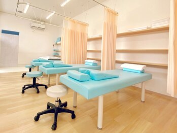 くろせ接骨院/清潔感のある広々とした店内