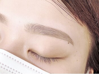 スリー(Three)の写真/【お顔の印象がガラッと変わる】液体ワックスを使用し、細かい毛もスッキリ♪美しい仕上がりをキープします