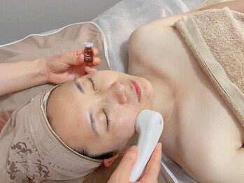 メイ 葛西(Mei)/導入美容液でうるおい補給