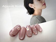 アグニークリッシェ(Agunik Riche)の雰囲気(肌なじみカラーのマグネットとホロフラワーネイル♪♪渋谷ネイル)