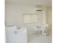 白を基調とした店内です☆ごゆっくりお過ごしください♪