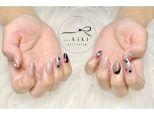 ドットキキ(_.kiki)の雰囲気(シルバー×ブラックで魅せるきれいめモードネイル)