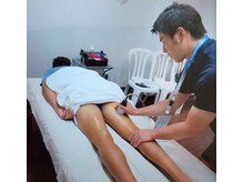 スリーエー(AAA)/筋膜リリース　腿裏の施術