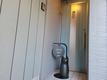 キャットケー ネイル(CAT.K Nail)の雰囲気（水色の扉がサロン入口◎）