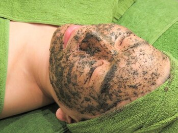 メディカルサンテロッソ 福岡店(MEDICAL SANTEROSSO)の写真/剥けないハーブトリートメントでくすみのない透明感溢れる美肌を手に入れませんか?ハーブ認定講師が施術◎