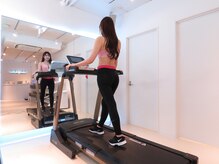 ゼクサージム(ZEXER GYM)の雰囲気（白にネオン調をコンセプトにした空間でパーソナルトレーニング！）