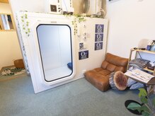 O2 Zen 川越店の雰囲気(酸素ボックス内にも持ち込みいただける備品もございます)