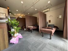 リラックスガーデンズの雰囲気（入り口に受付、ベット3台と、カウンセリングルームもあります。）