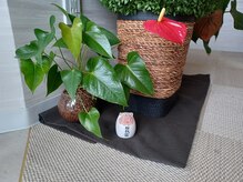 ラワン(Rawan)の雰囲気（入口には沖縄の友人からいただいた石敢當がお客様をお出迎え♪）