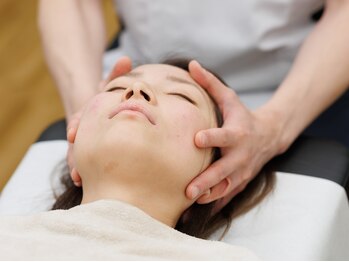 アプロ(APLO)の写真/【左右差が気になる方必見！】ゆがみやむくみも解消し、キュッと引き締まった小顏へ導きます☆