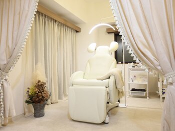 ウララ バイ ロキエ(u-LALA by ROCHIE)/＠u_lala.akina