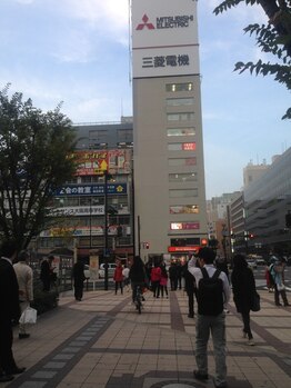 アリス アイラッシュマジック 梅田店(ALICE eyelash magic)/三菱電機の看板のビル