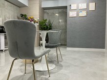 エムズ(emus.)の雰囲気（グレーを基調とした落ちつた店内です）