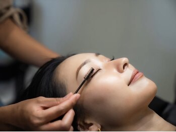 ユートゥイーズ 鎌倉(U too e's)の写真/洗練されたナチュラルデザインで上品な目元に◎ワンランク上の美しさを叶える贅沢サロン体験。U/鎌倉