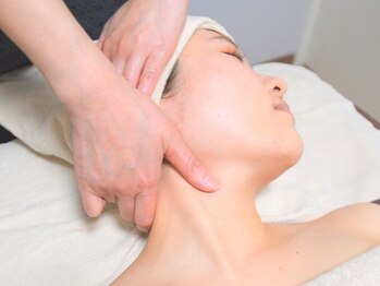 マルヤマサロン(MARUYAMA SALON)の写真/【リフトアップ小顔ケア】ハンドフェイシャルマッサージ60分¥9800☆癒されながら小顔を目指しませんか♪