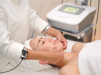 ルミニューズ(Luminuse)の写真/[小顔矯正×巻き肩矯正]顔が大きくなる原因から改善!ぼやけたフェイスラインから立体的な小顔へ導きます♪