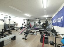 あすか鍼灸整骨院 アスカボディファクトリー(ASUKABodyFactory)の雰囲気（充実設備のジムを貸し切りで、周りを気にせずトレーニング）