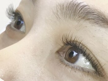 トゥジュール バイ ハーベスト(toujours by HARVEST)の写真/自まつ毛を最大限に活かしながらの施術で、自然に存在感のあるお目元へと導きます♪眉毛との同時施術も◎