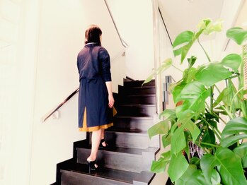 アロマテラピー 古香/まっすぐ階段を上がって頂きます