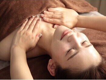 リアンジェ(Liange)の写真/ブラの隙間やバスト崩れが気になる方へ。土台となる背中からケアして、上向きな印象の愛されバストラインを