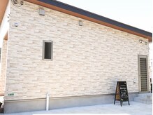 キミーエステティックサロン(kimmy esthetic salon)の雰囲気（平屋の一軒家サロンです。黒い看板の横が出入口です。）