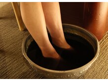 アジアンハーブス 大井町トラックスの雰囲気（施術前のカンポウ足湯でリラックス）