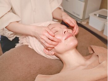 アン グレーヌ 自由が丘(unegraine)/重力に負けないお顔へ導きます