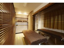 伝統鍼灸一滴庵の雰囲気（和を基調とした落ち着く雰囲気の店内です。丸々一室個室もあり。）