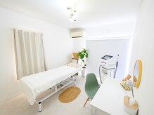 脱毛のお部屋です。個室空間で施術後、メイク直しもできますよ♪