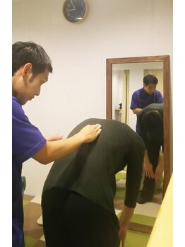 カイロプラクティック 整体 三日月/２．姿勢、動きをチェック