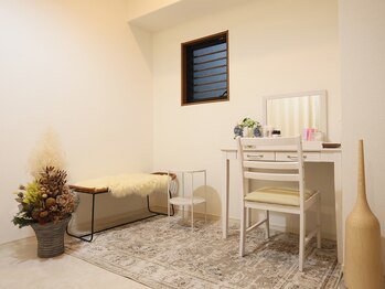 ウララ バイ ロキエ(u-LALA by ROCHIE)/＠u_lala.akina