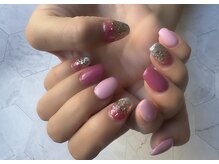 ジェルネイルサロンエー(gelnail salon A’)/ピンクネイル/ゴールドラメ