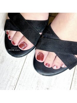 リッシュ トロワ(RICHE trois)/秋フットネイルならレッドカラー