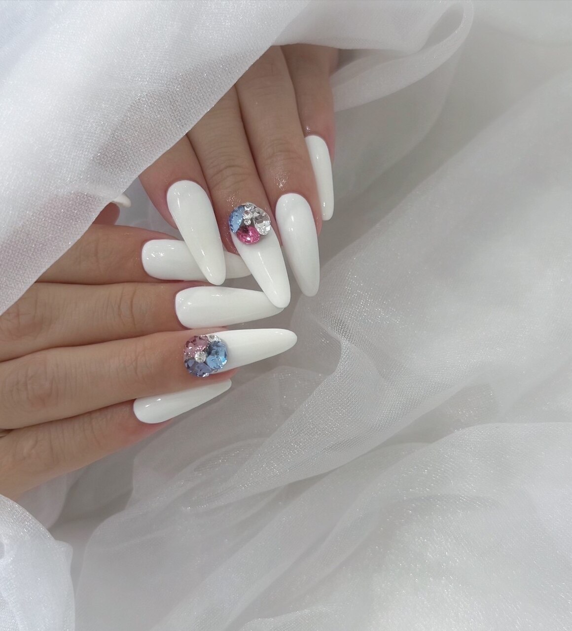 2026年冬トレンド】ホワイト ワンカラー ハンドのネイルデザイン集