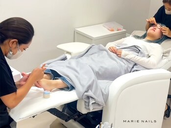 マリーネイルズ 横浜店(MARIE NAILS)の写真/ご新規様オフ無料！まつげパーマとネイルのワンカラー同時施術¥9900☆施術者全員美容師免許保持で安心♪