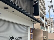 こちらのビルの横通路からお入りください