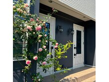 ローズストック(rose stock)の雰囲気(落ち着いた雰囲気のサロンの外観。)