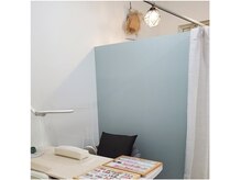 フォーネイル(For nail)の雰囲気（Fornailの施術席は半個室になっております。カラーは200色♪）