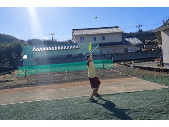 サンライトまほろば/テニスもできちゃう広い駐車場。