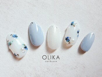 やわらかブルー押し花ネイル