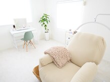 心地のいいリクライニングチェアでまつげ、眉毛の施術を..☆