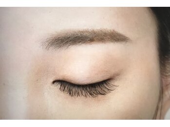 ジンジャー(Ginger)の写真/24時間上向きまつ毛で朝のメイク時短を叶える！選べるカール感と流行りの束感で理想の目元へ◎