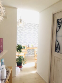 サレーヌ フェイシャルサロン 塩尻店/やわらかな光差し込むスペース☆