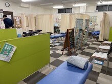 上福岡駅前鍼灸整骨院/個室のほかに開けたスペースも有