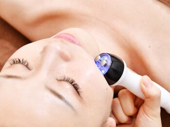 ソウイボディ 武蔵小杉店(Sou-i body)の写真/速攻小顔×陶器肌★ハイパーナイフで顔・首・肩の詰まりを流し、国産ハーブピーリングで輝く艶肌へ更新！