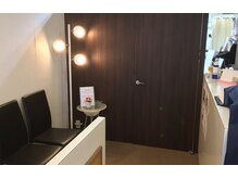 梅ヶ丘駅みなみ整体院の雰囲気(ローズウッドがベースの待合室になります≪肩こり/整体/腰痛≫)